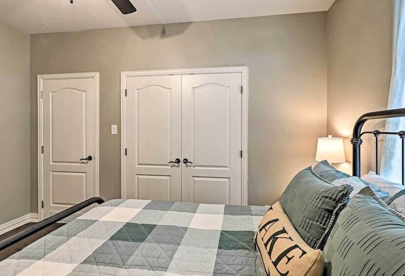 Lavish Lake House, Near Vineyards + Marinas!