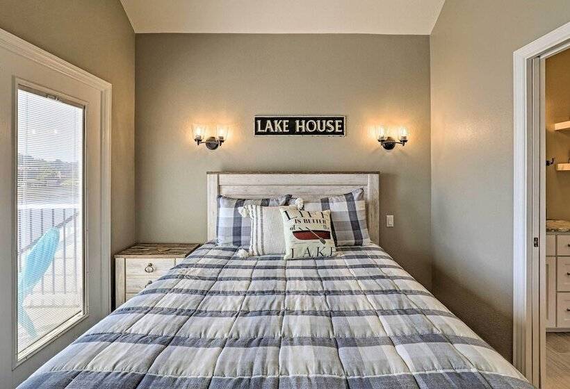 Lavish Lake House, Near Vineyards + Marinas!