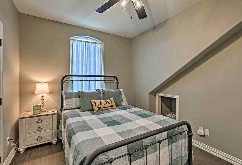 Lavish Lake House, Near Vineyards + Marinas!