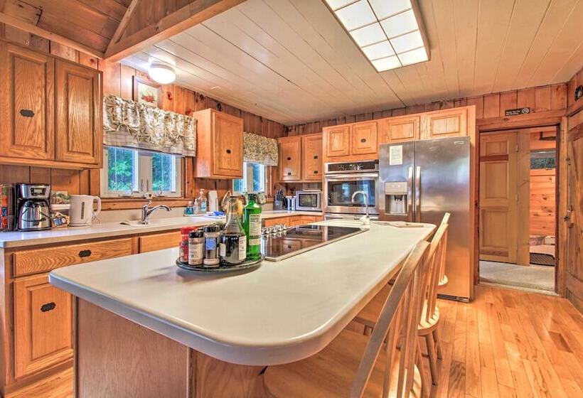 Ludlow Home W/ Hot Tub, Near Okemo Resort!