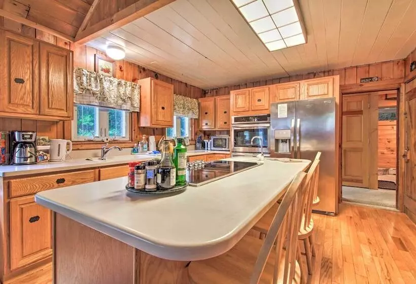 Ludlow Home W/ Hot Tub, Near Okemo Resort!