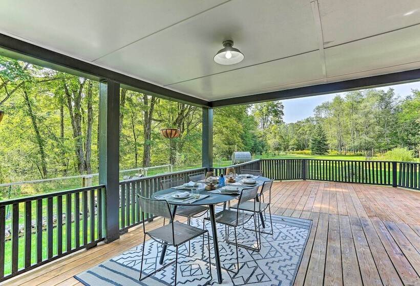 Lush, Charming 1800s Farmhouse On Secluded Oasis!