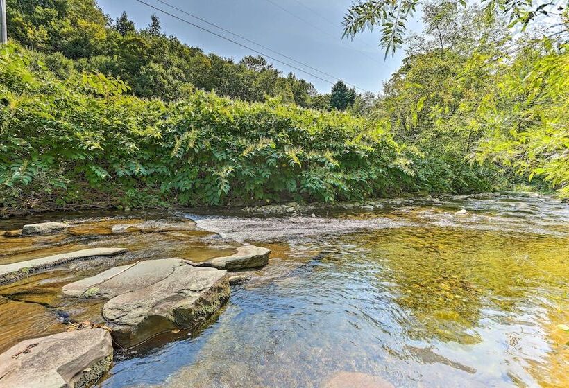 Lush, Charming 1800s Farmhouse On Secluded Oasis!