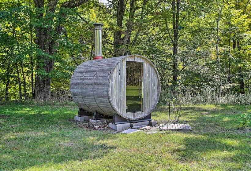 Lush, Charming 1800s Farmhouse On Secluded Oasis!