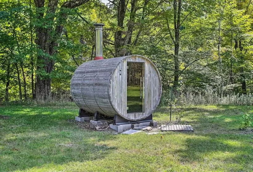 Lush, Charming 1800s Farmhouse On Secluded Oasis!