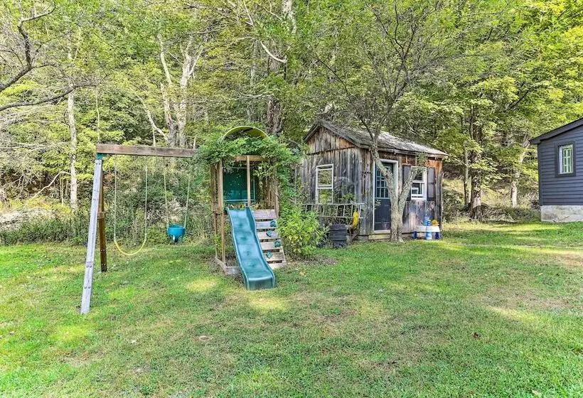 Lush, Charming 1800s Farmhouse On Secluded Oasis!