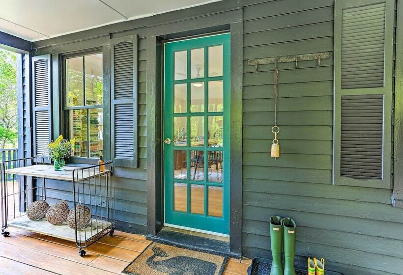 Lush, Charming 1800s Farmhouse On Secluded Oasis!