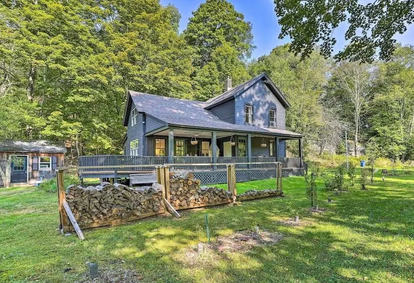 Lush, Charming 1800s Farmhouse On Secluded Oasis!