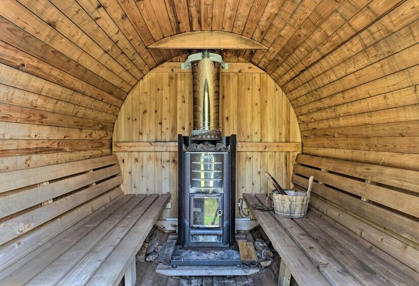 Lush, Charming 1800s Farmhouse On Secluded Oasis!