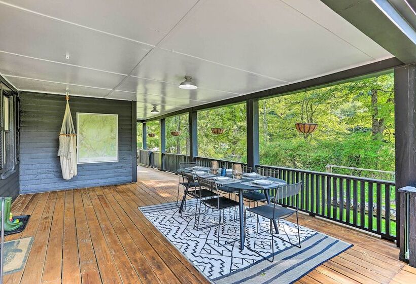 Lush, Charming 1800s Farmhouse On Secluded Oasis!