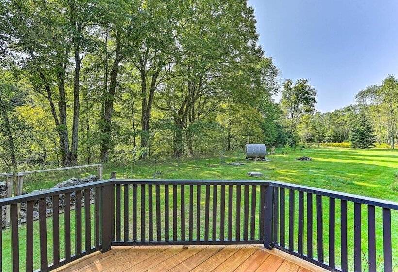 Lush, Charming 1800s Farmhouse On Secluded Oasis!