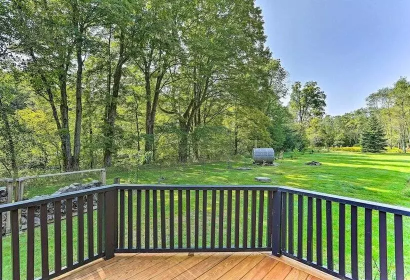 Lush, Charming 1800s Farmhouse On Secluded Oasis!
