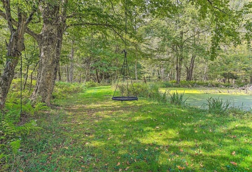 Lush, Charming 1800s Farmhouse On Secluded Oasis!