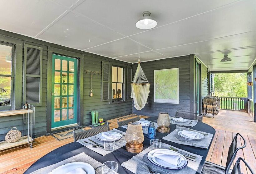 Lush, Charming 1800s Farmhouse On Secluded Oasis!