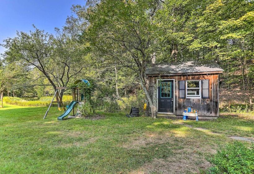 Lush, Charming 1800s Farmhouse On Secluded Oasis!