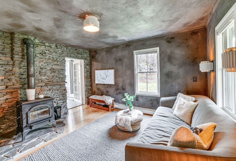 Lush, Charming 1800s Farmhouse On Secluded Oasis!