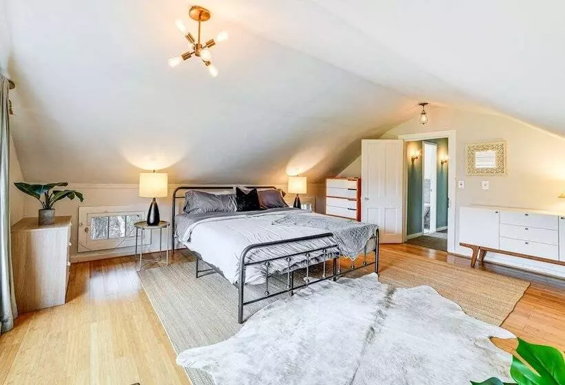 Lush, Charming 1800s Farmhouse On Secluded Oasis!