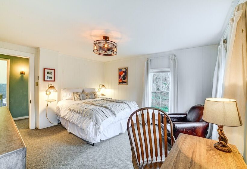 Lush, Charming 1800s Farmhouse On Secluded Oasis!