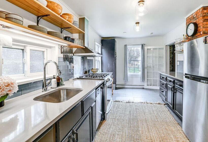 Lush, Charming 1800s Farmhouse On Secluded Oasis!