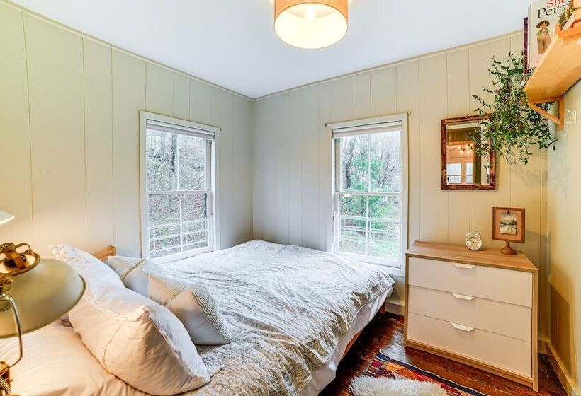 Lush, Charming 1800s Farmhouse On Secluded Oasis!