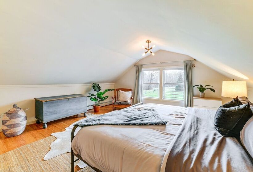 Lush, Charming 1800s Farmhouse On Secluded Oasis!