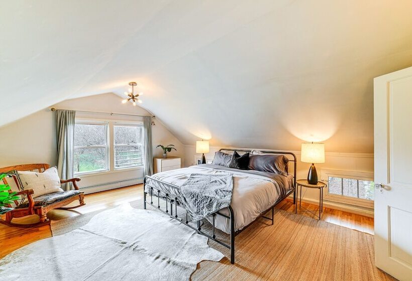 Lush, Charming 1800s Farmhouse On Secluded Oasis!