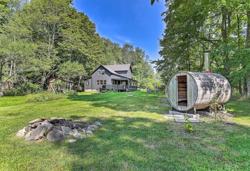 Lush, Charming 1800s Farmhouse On Secluded Oasis!