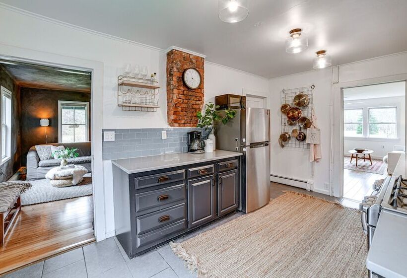 Lush, Charming 1800s Farmhouse On Secluded Oasis!