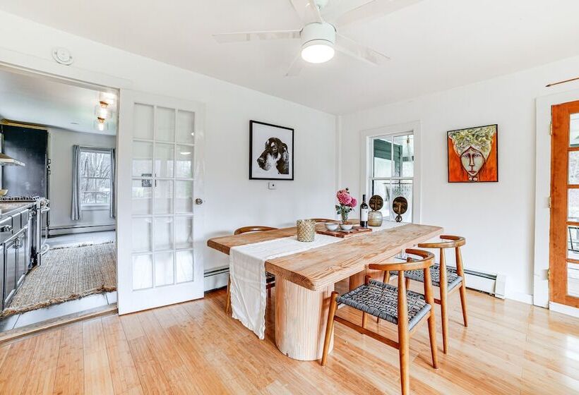 Lush, Charming 1800s Farmhouse On Secluded Oasis!