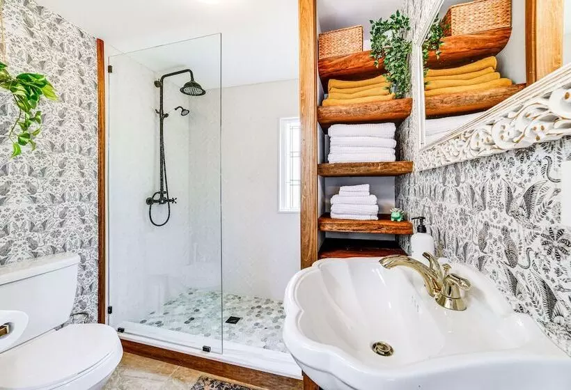 Lush, Charming 1800s Farmhouse On Secluded Oasis!