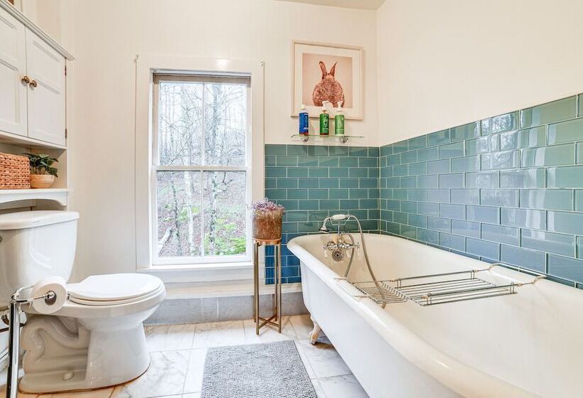 Lush, Charming 1800s Farmhouse On Secluded Oasis!