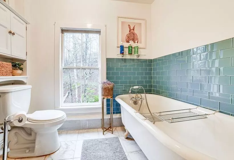 Lush, Charming 1800s Farmhouse On Secluded Oasis!