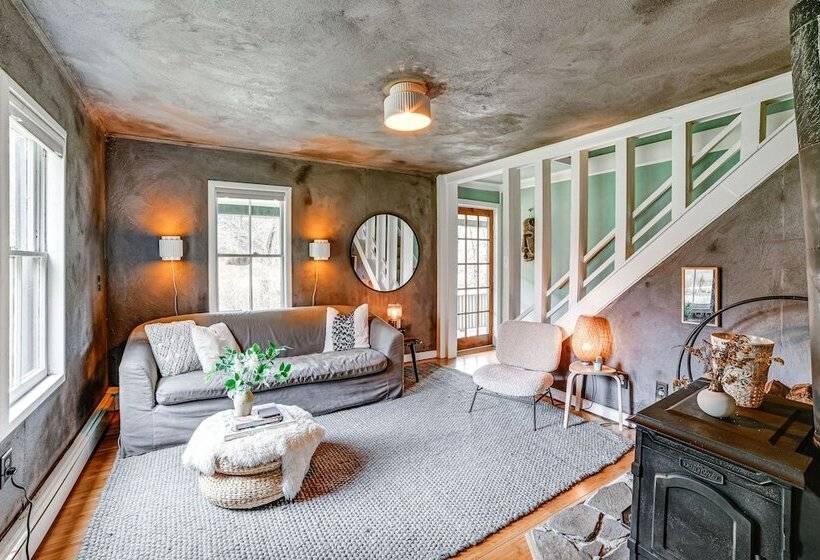 Lush, Charming 1800s Farmhouse On Secluded Oasis!