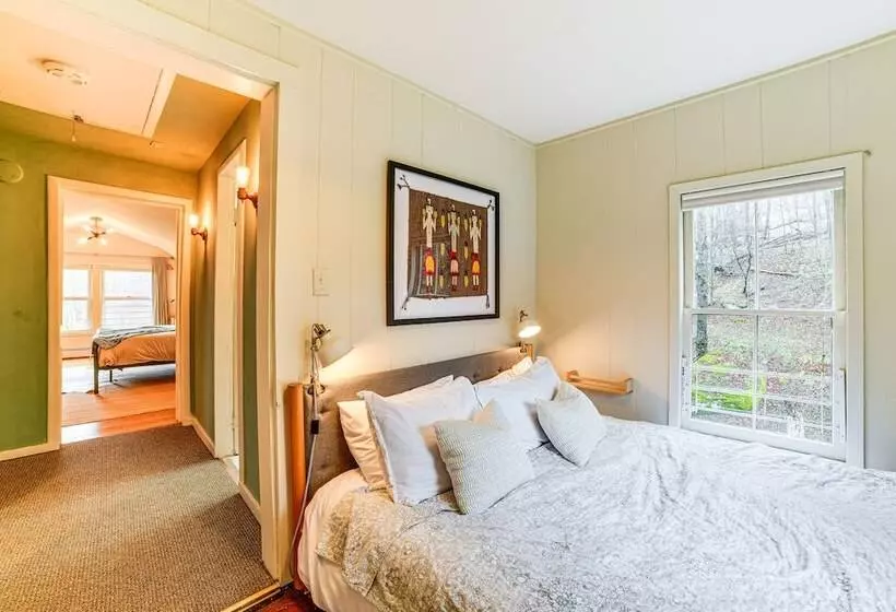 Lush, Charming 1800s Farmhouse On Secluded Oasis!