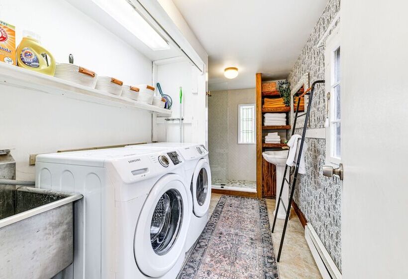 Lush, Charming 1800s Farmhouse On Secluded Oasis!