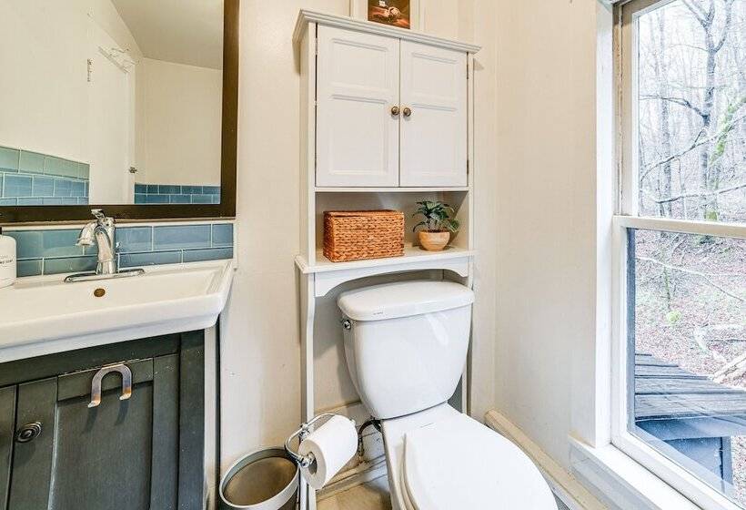 Lush, Charming 1800s Farmhouse On Secluded Oasis!