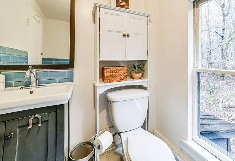 Lush, Charming 1800s Farmhouse On Secluded Oasis!