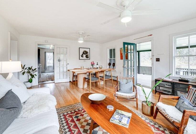 Lush, Charming 1800s Farmhouse On Secluded Oasis!