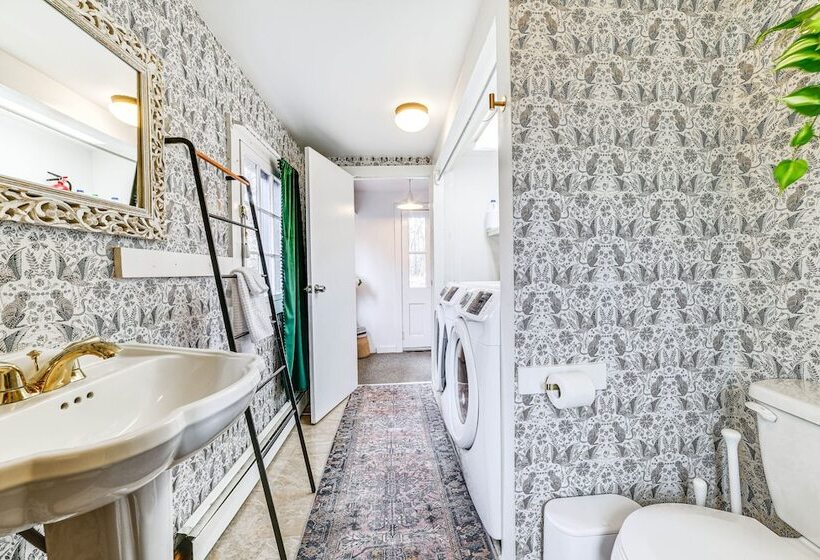 Lush, Charming 1800s Farmhouse On Secluded Oasis!