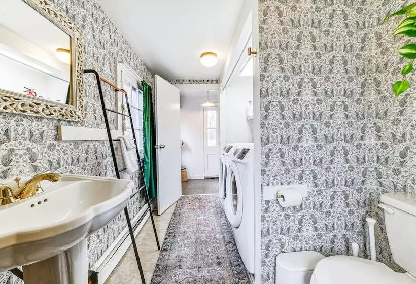 Lush, Charming 1800s Farmhouse On Secluded Oasis!