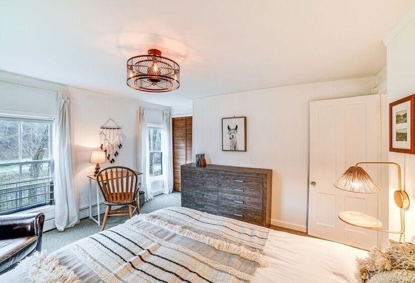 Lush, Charming 1800s Farmhouse On Secluded Oasis!