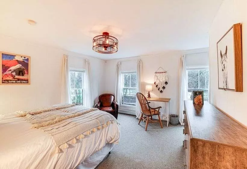 Lush, Charming 1800s Farmhouse On Secluded Oasis!