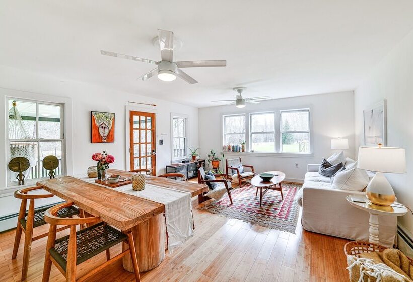 Lush, Charming 1800s Farmhouse On Secluded Oasis!