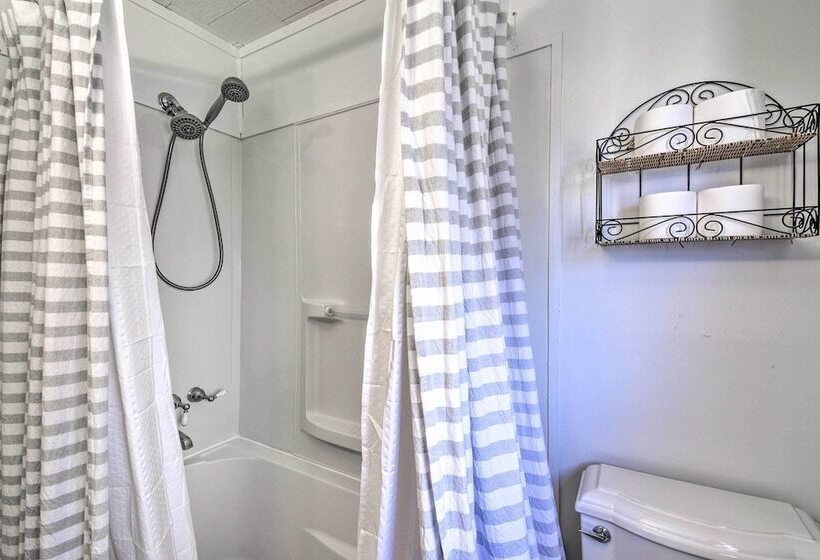 Nags Head Cottage: Screened Porch, Walk To Beach!