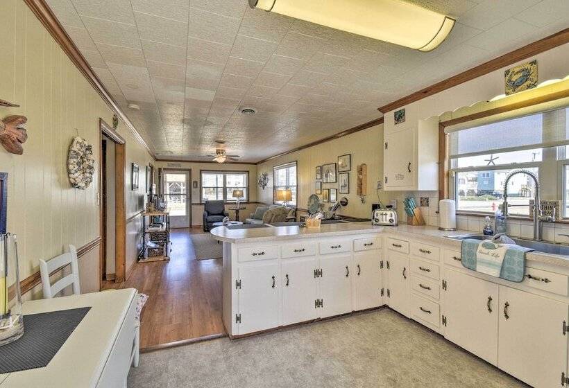 Nags Head Cottage: Screened Porch, Walk To Beach!