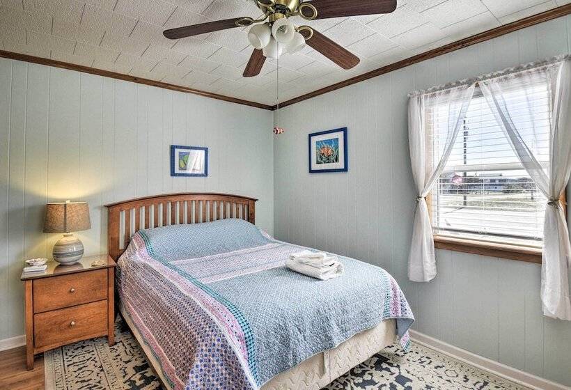 Nags Head Cottage: Screened Porch, Walk To Beach!