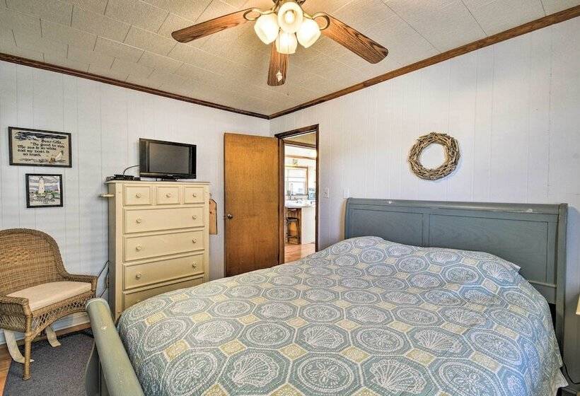 Nags Head Cottage: Screened Porch, Walk To Beach!