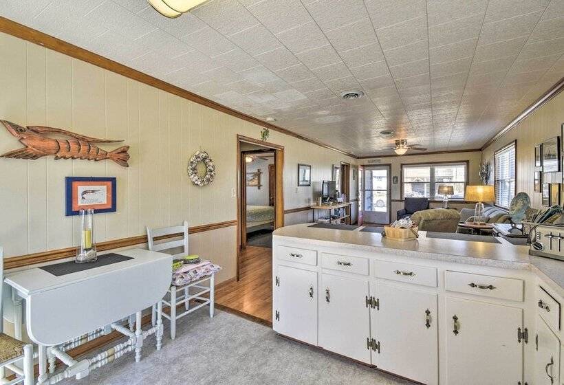 Nags Head Cottage: Screened Porch, Walk To Beach!