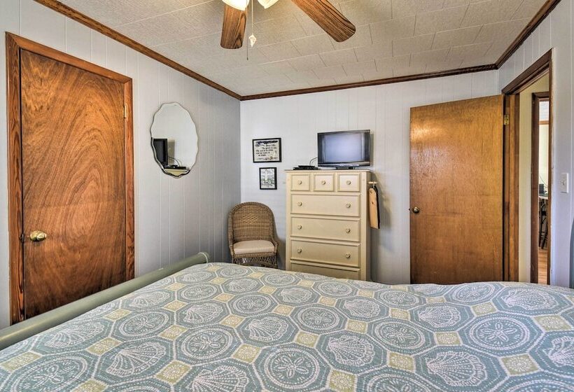 Nags Head Cottage: Screened Porch, Walk To Beach!