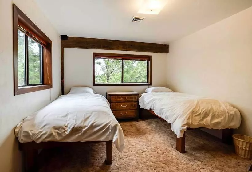 Peaceful Applegate River Valley Sanctuary!